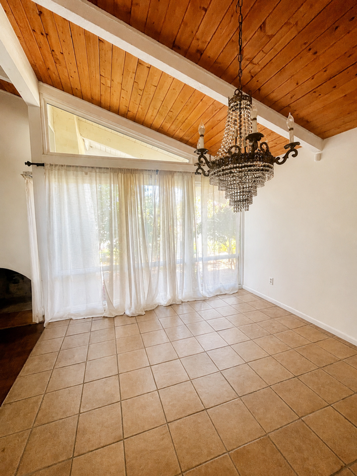 5786 N Woodson Ave - Photo 4 of 17