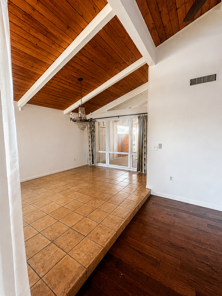 5786 N Woodson Ave - Photo 7 of 17