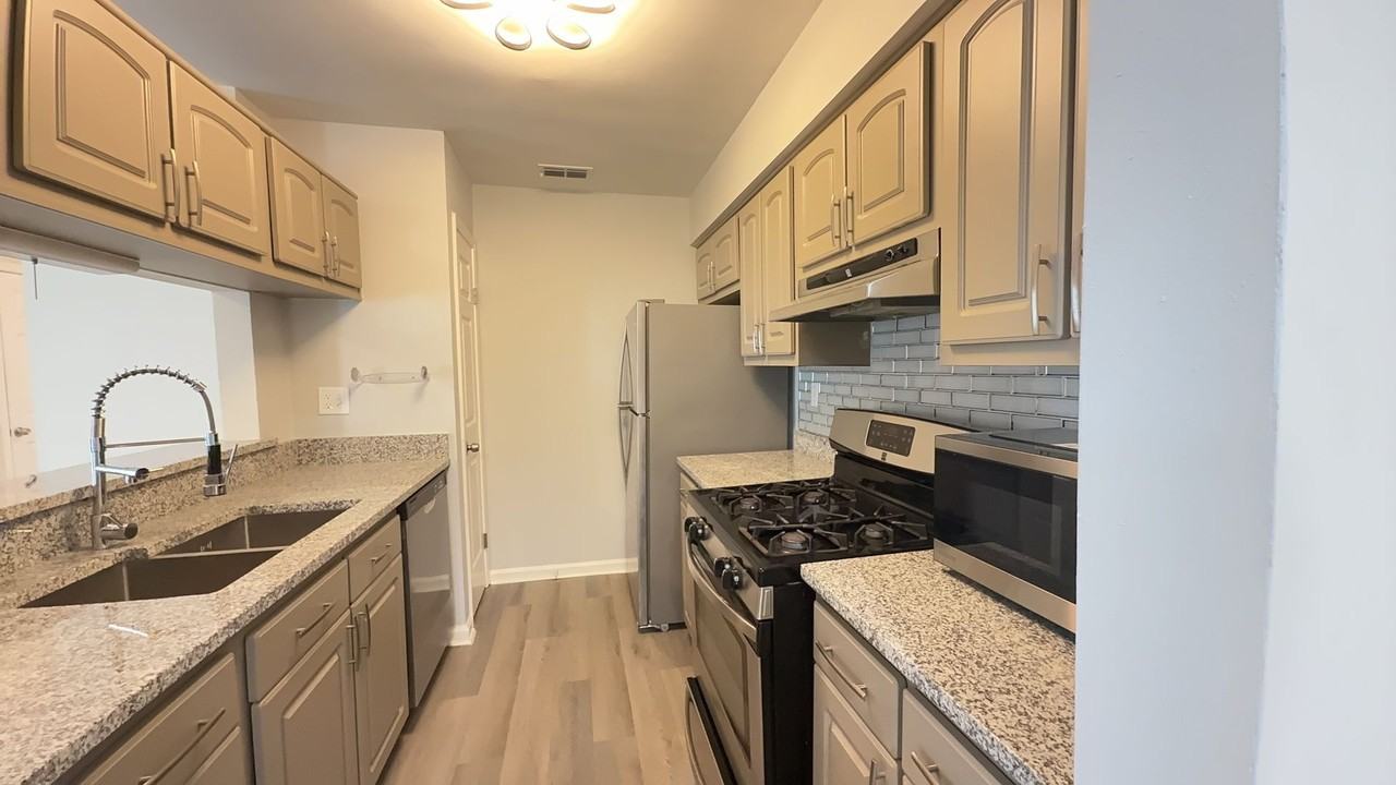 1158 Hillock Xing - Photo 2 of 16
