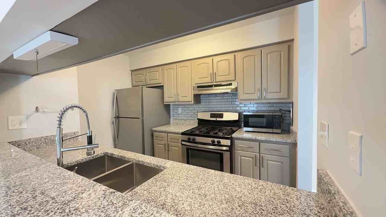 1158 Hillock Xing - Photo 3 of 16