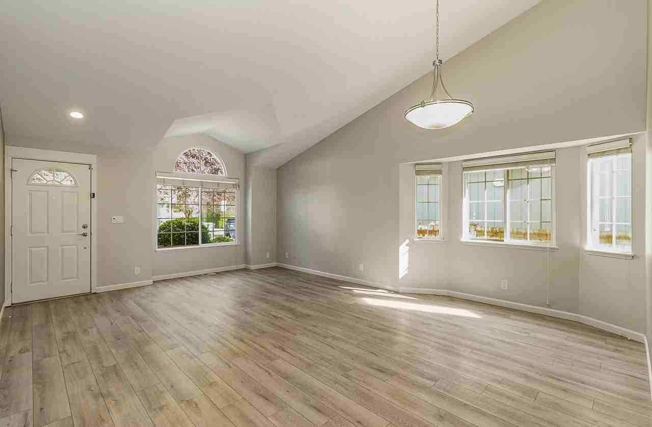18932 1st Ave Se - Photo 2 of 12