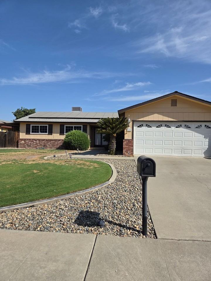 606 Tamarack Ln - Photo 2 of 10