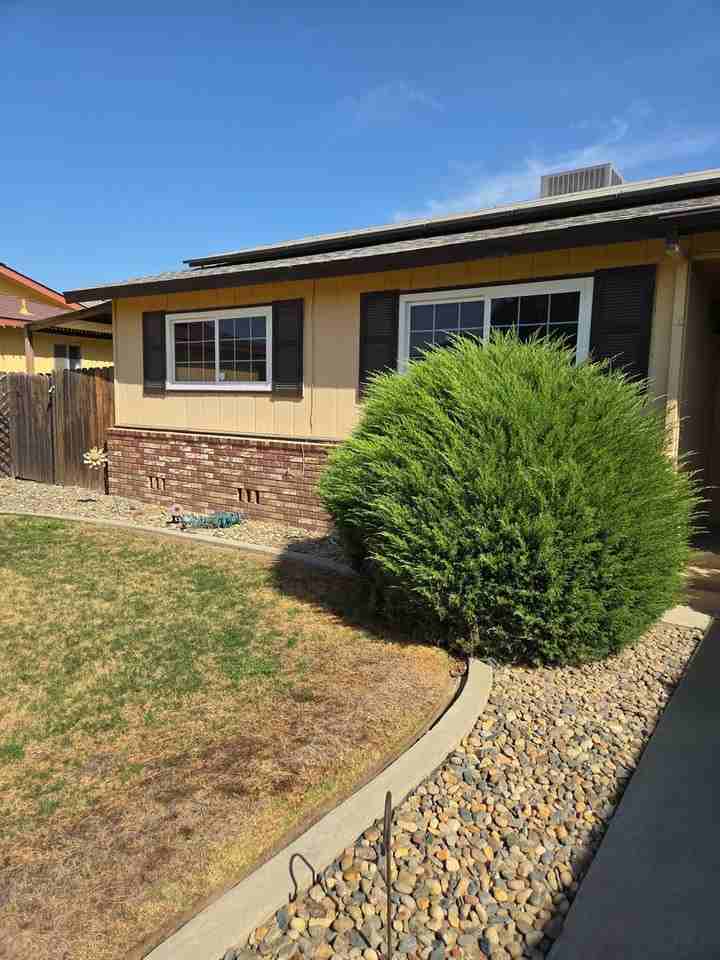 606 Tamarack Ln - Photo 3 of 10