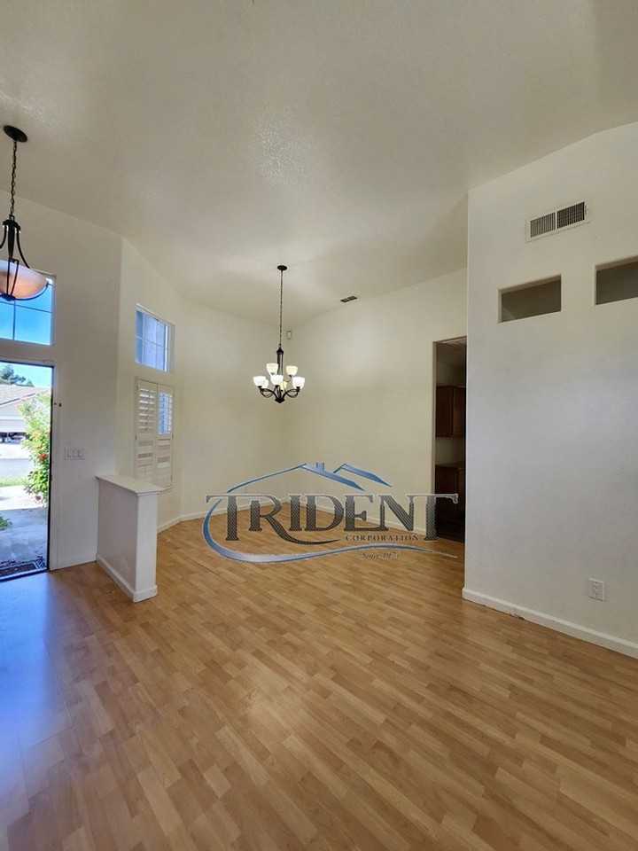 1995 Ash Ct - Photo 3 of 24