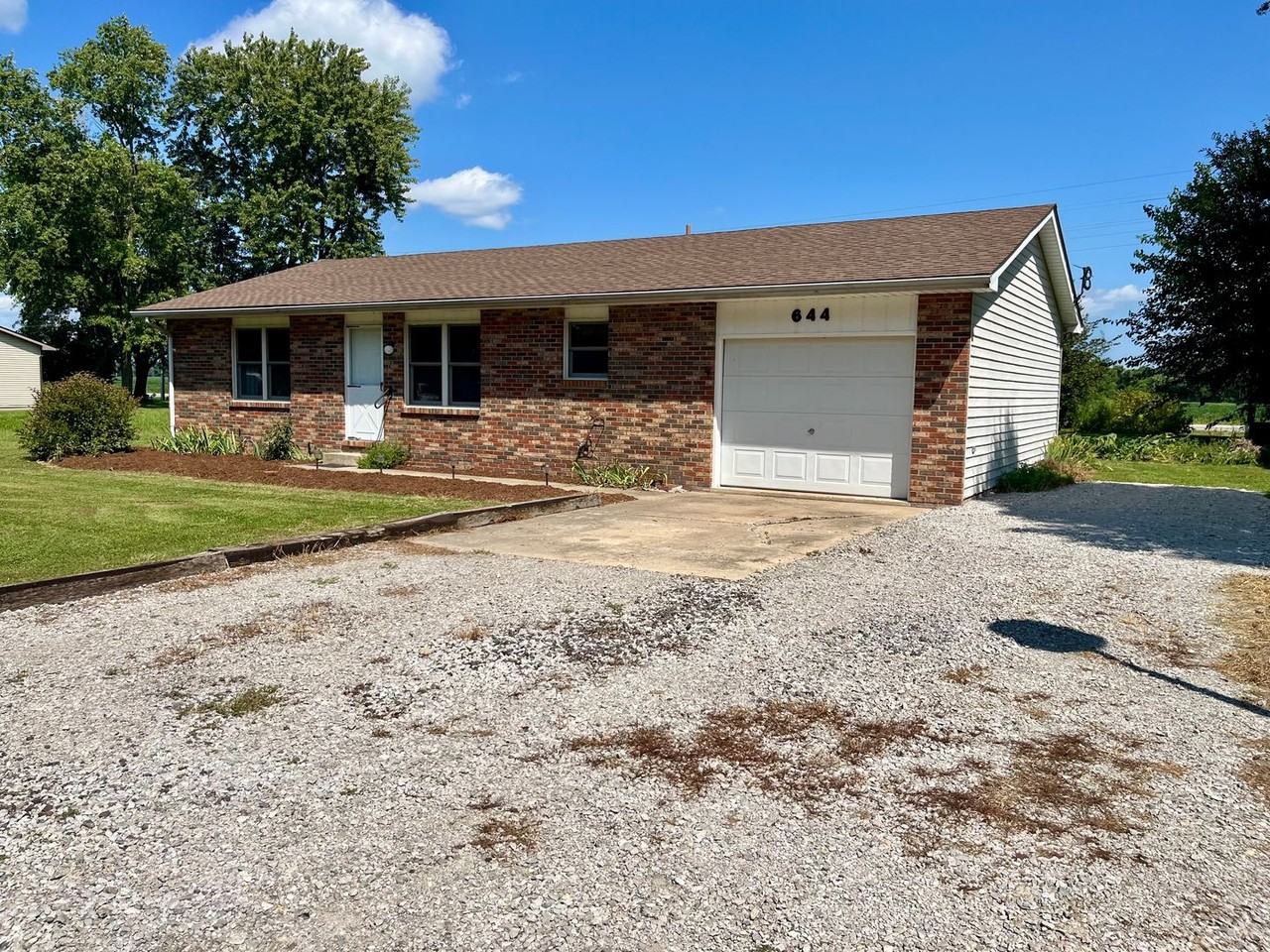 644 Tamarach Dr - Photo 2 of 13