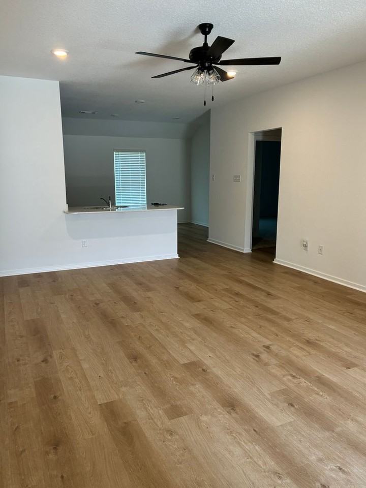1406 Manor Ct - Photo 5 of 30