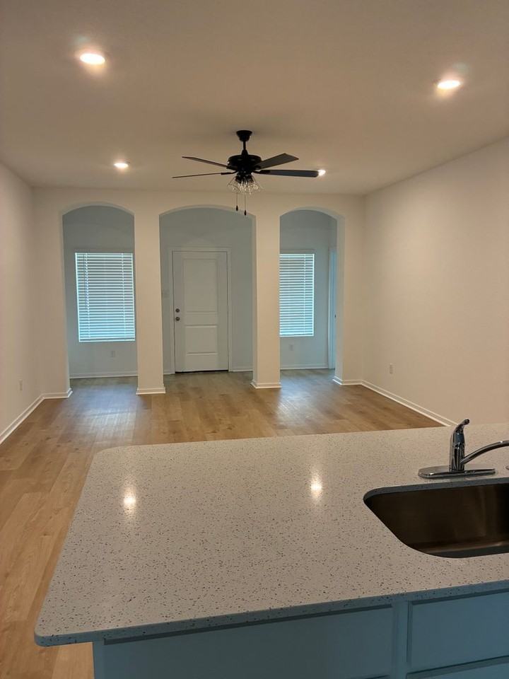 1406 Manor Ct - Photo 7 of 30