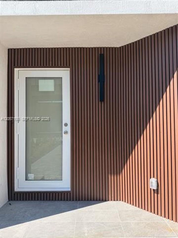 1629 1629 NW 40th St th 1 - Photo 3 of 14
