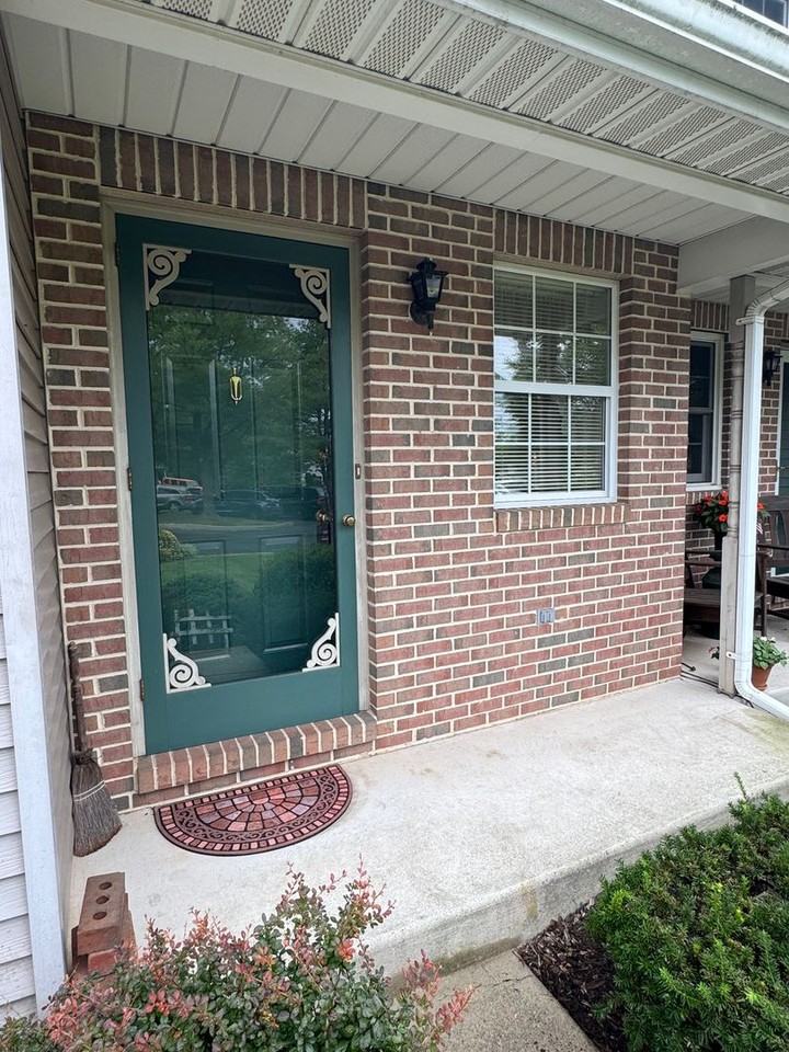 142 Bartlett Ct - Photo 3 of 20