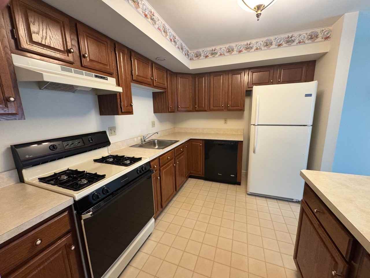 142 Bartlett Ct - Photo 4 of 20