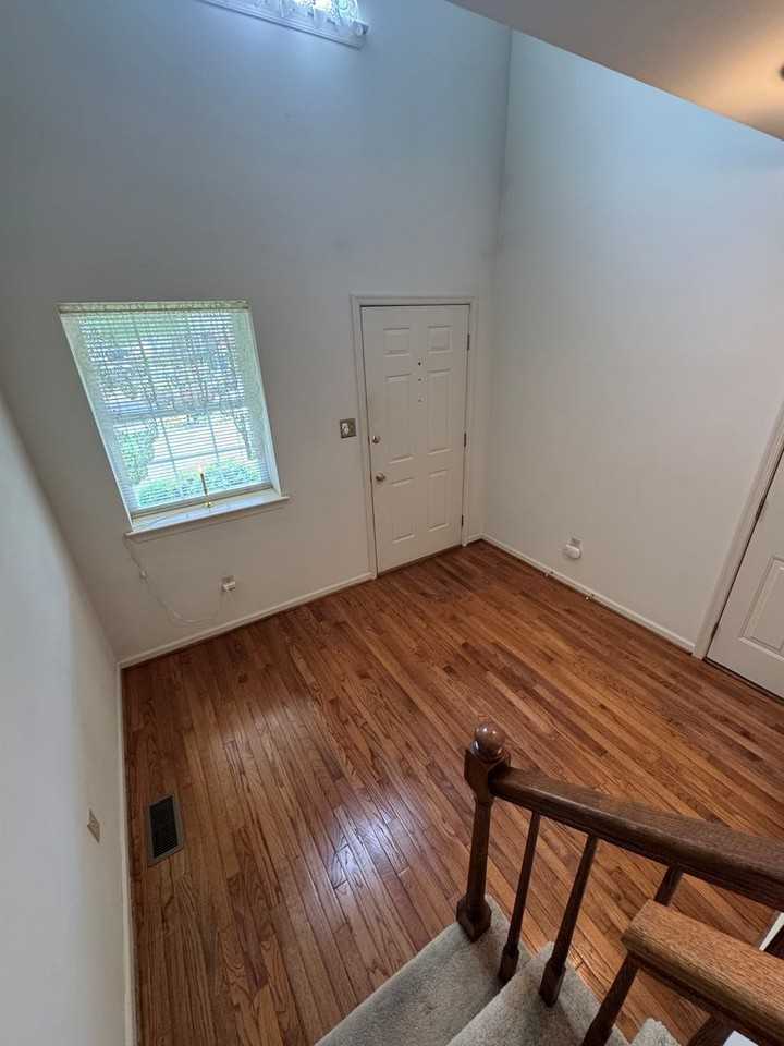 142 Bartlett Ct - Photo 7 of 20