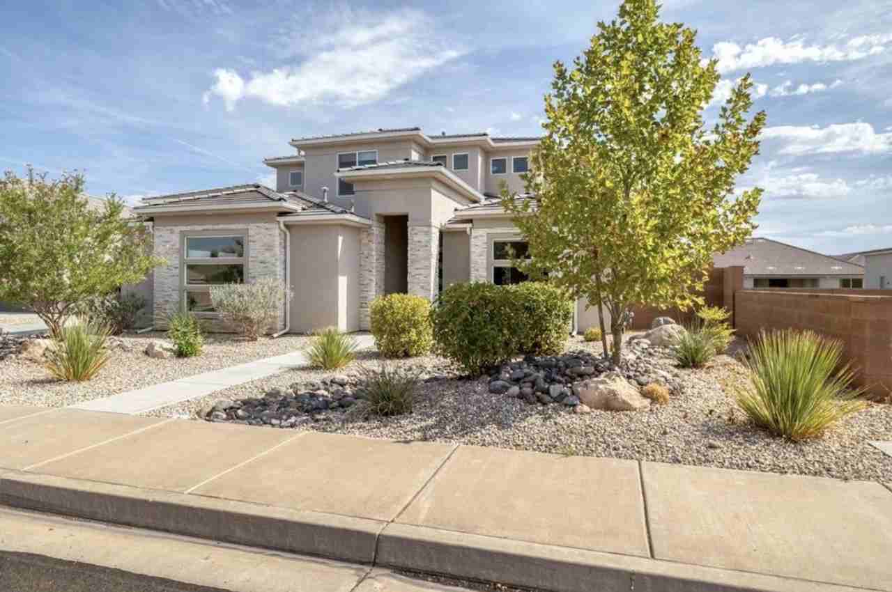 2579 S Wilson Dr - Photo 2 of 32