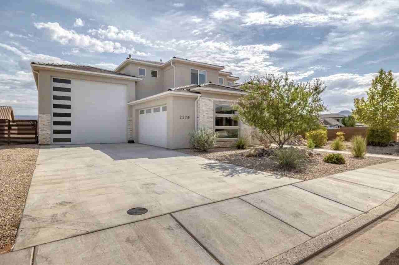 2579 S Wilson Dr - Photo 3 of 32