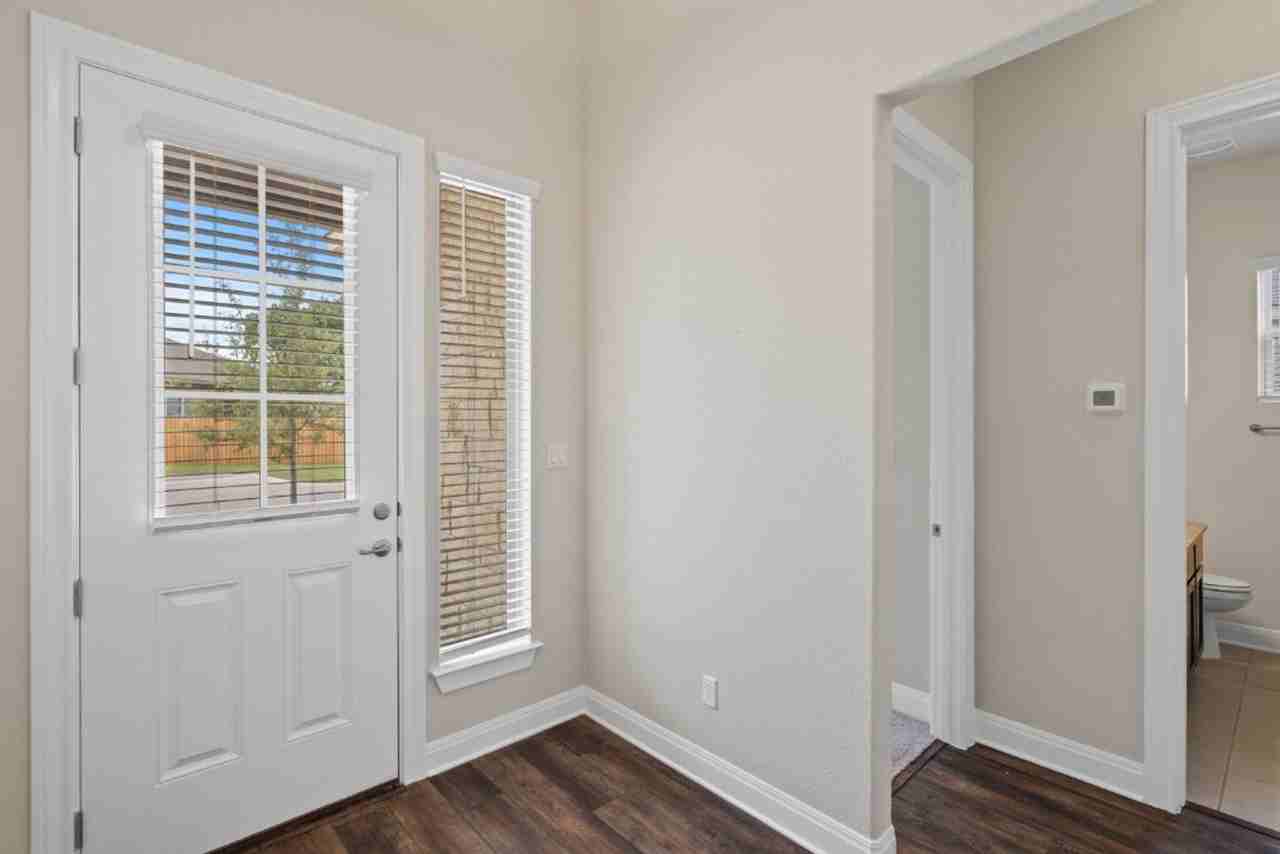 3805 Wales Ct - Photo 4 of 28