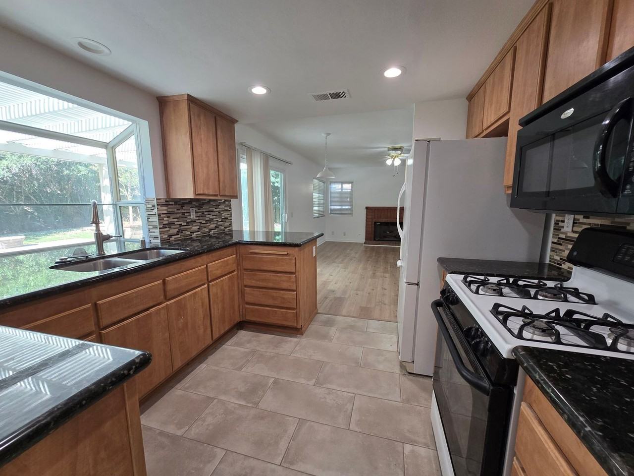2602 Overland Ave - Photo 6 of 20