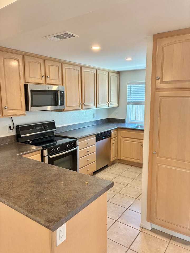 487 Cannon Green Dr #D - Photo 7 of 32