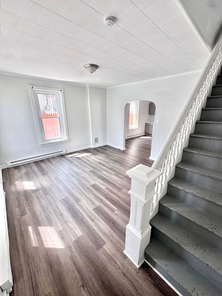 635 W Green St - Photo 2 of 15