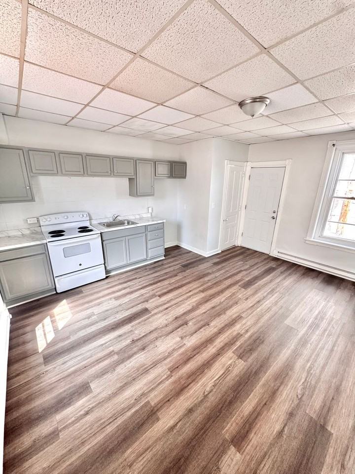 635 W Green St - Photo 4 of 15