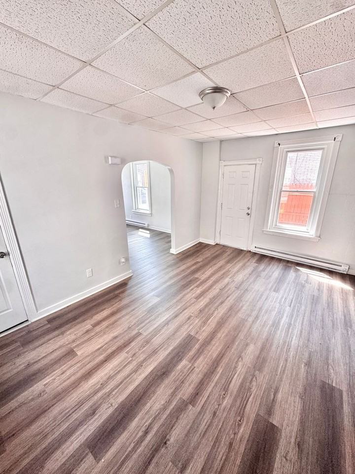 635 W Green St - Photo 5 of 15