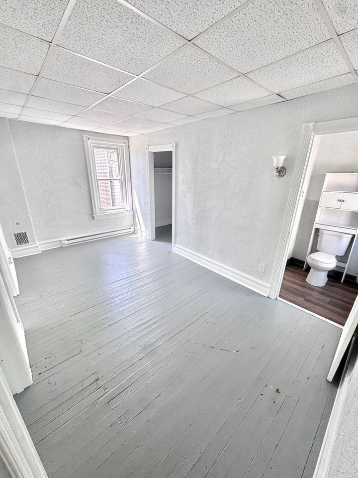 635 W Green St - Photo 6 of 15