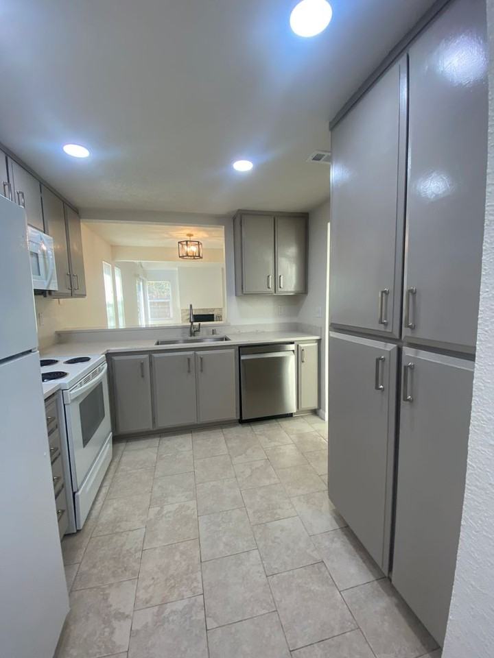 2502 Secretariat Dr - Photo 2 of 19