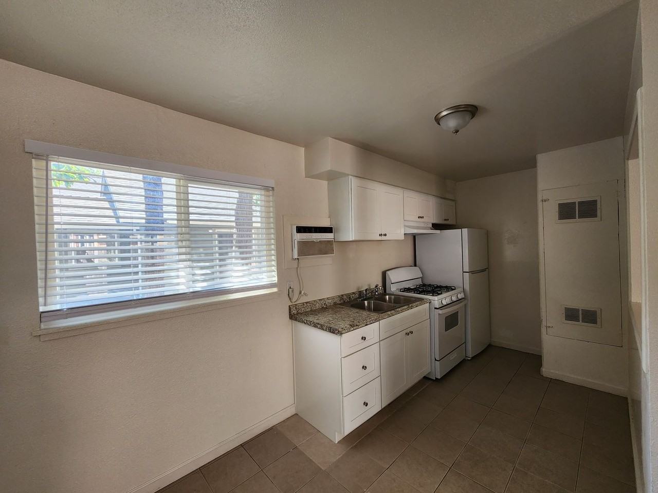3309 Y St #C - Photo 3 of 5