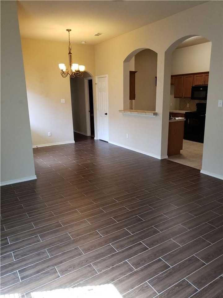 1426 Ravenwood Dr - Photo 2 of 12