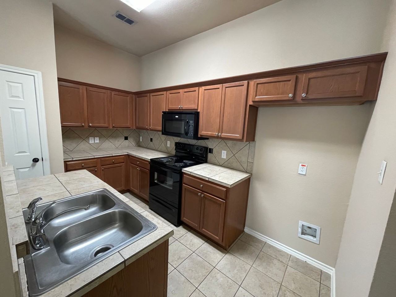 1426 Ravenwood Dr - Photo 3 of 12