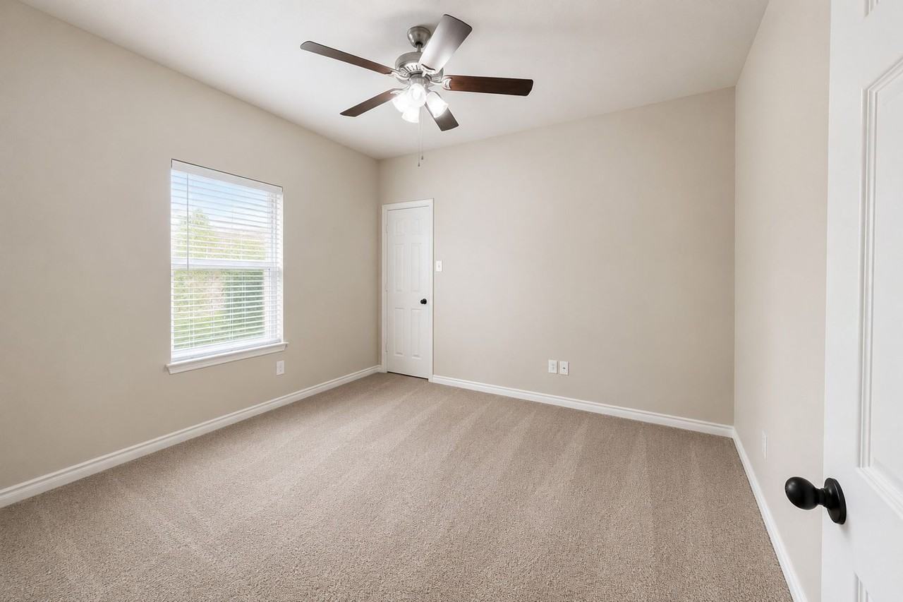 1426 Ravenwood Dr - Photo 4 of 12