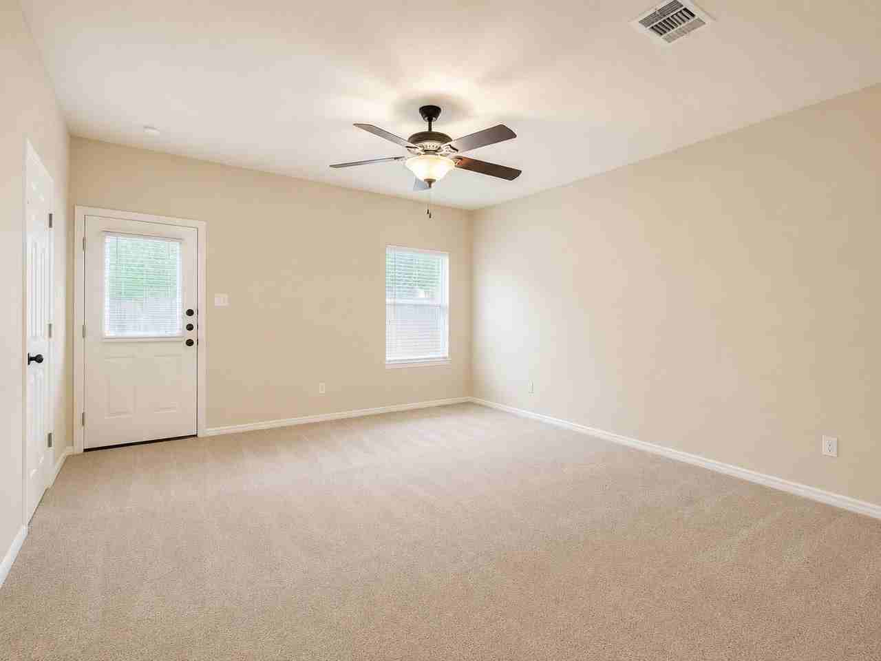 1426 Ravenwood Dr - Photo 5 of 12