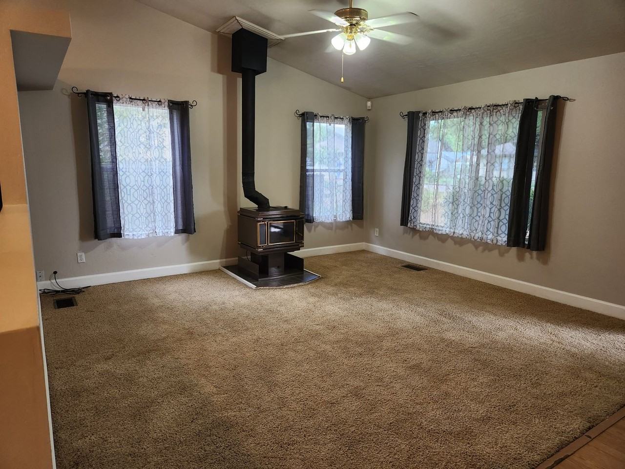 93 S Rainbow Dr - Photo 4 of 26
