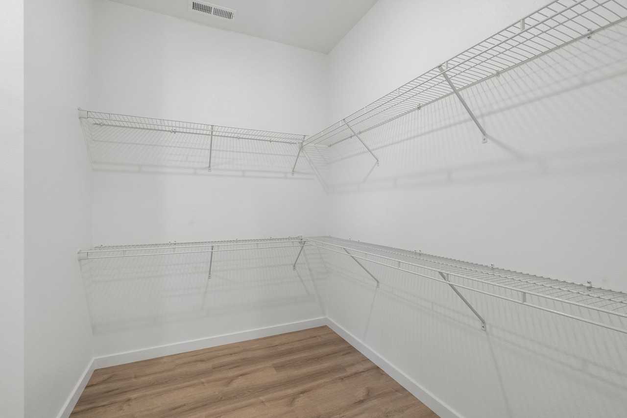 715 E Forest St - Photo 2 of 37