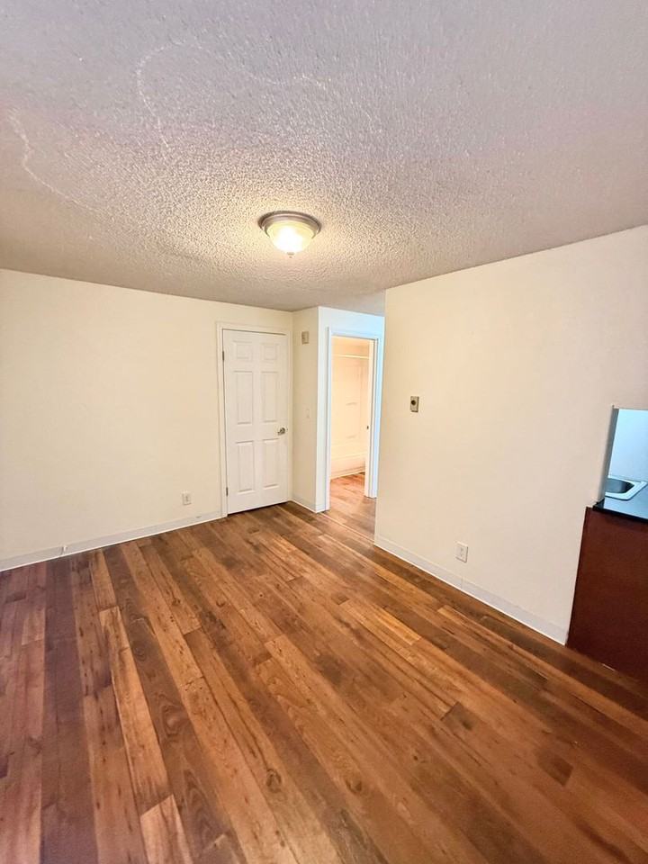 4259 8th Ave Ne #4 - Photo 4 of 26
