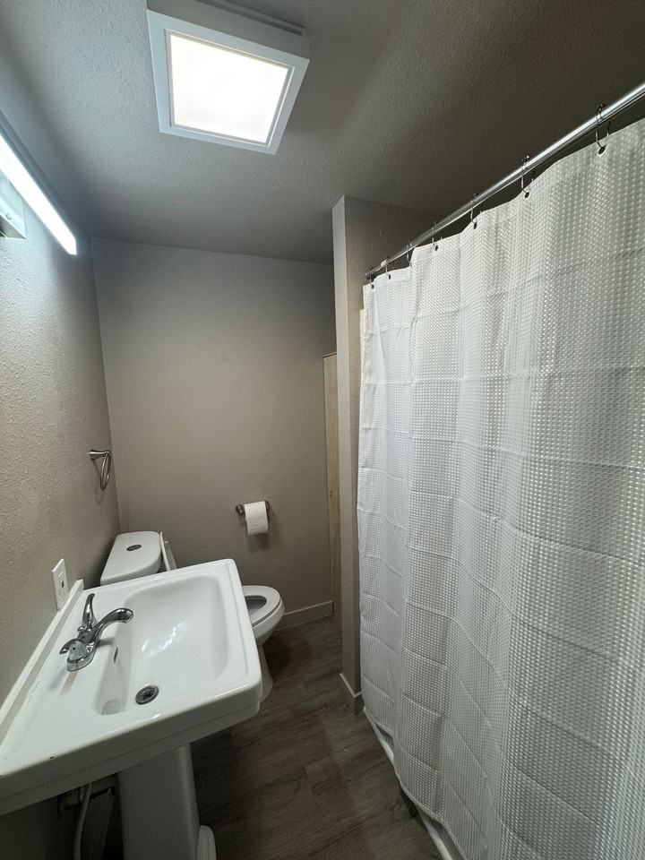 Apartment located in Toppenish - Photo 7 of 11