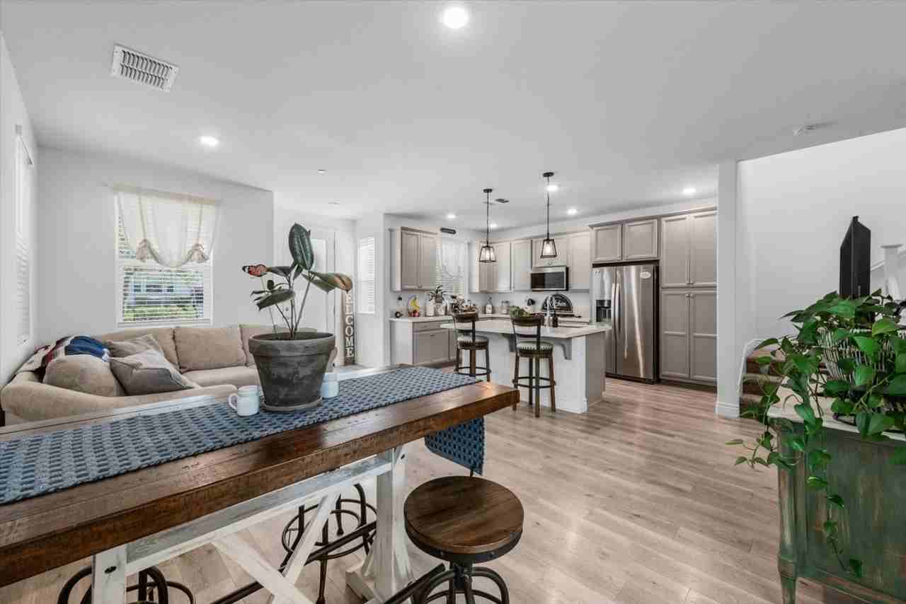 2717 N Cove Dr - Photo 4 of 23