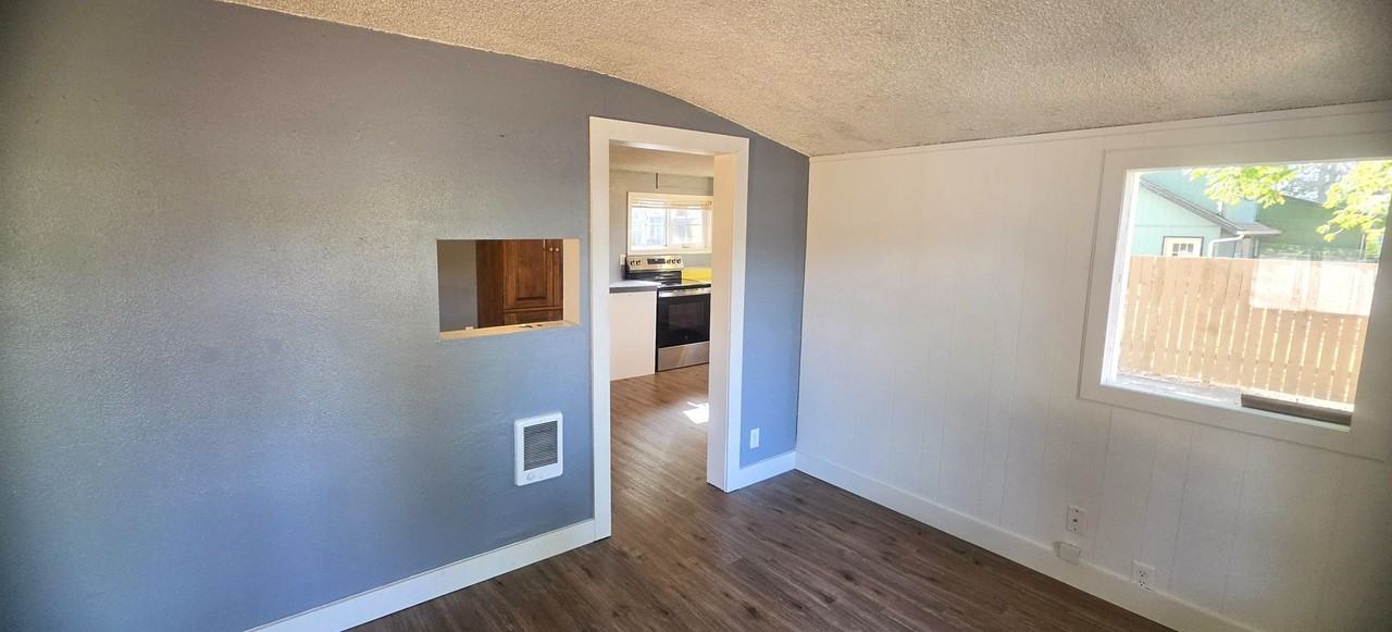 2620 G St - Photo 6 of 20