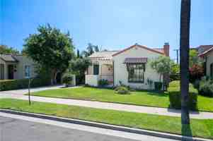 featured image of 424 W 11th St