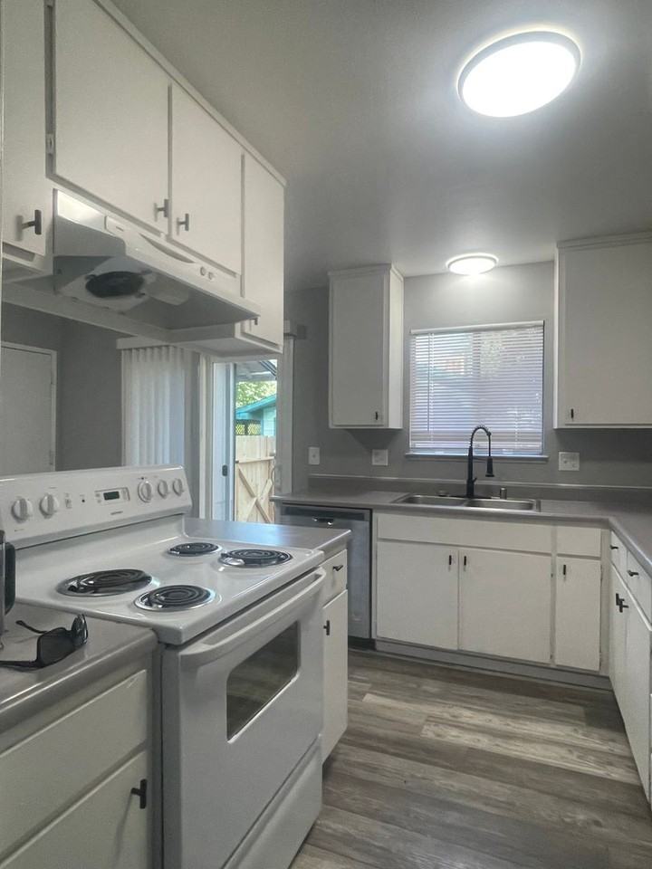 4626 Red Bluff St - Photo 5 of 15