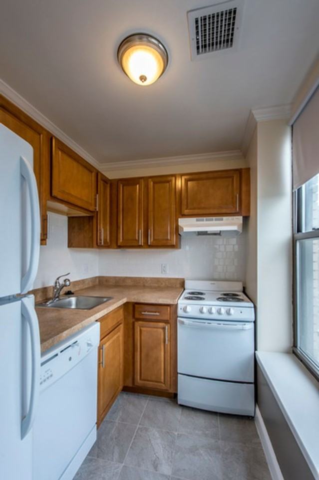 1084 Boylston St - Photo 2 of 5