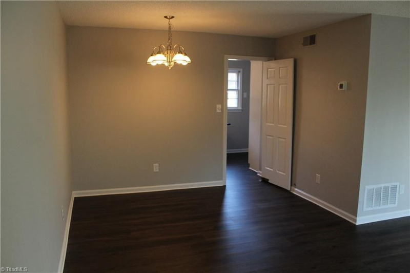 121 Charlestowne Cir - Photo 2 of 7