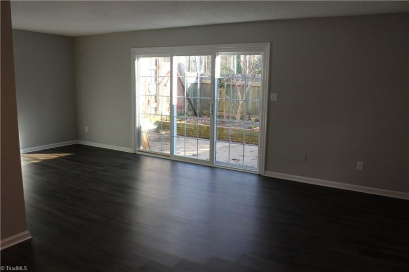 121 Charlestowne Cir - Photo 4 of 7