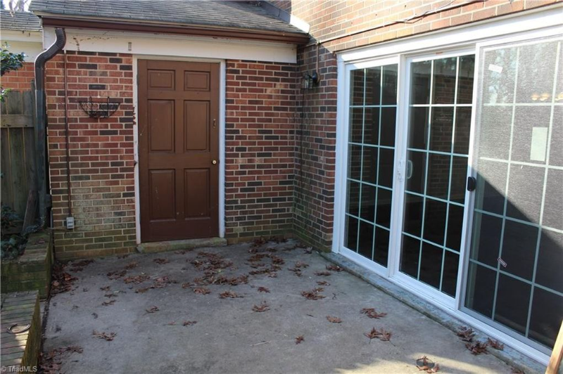 121 Charlestowne Cir - Photo 5 of 7
