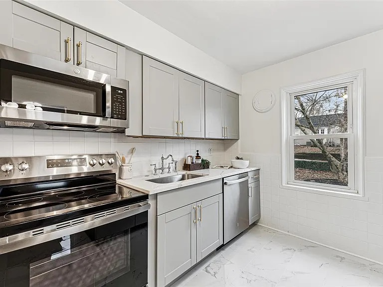 548 W Essex Ave - Photo 3 of 8