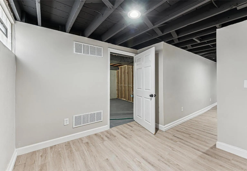 548 W Essex Ave - Photo 7 of 8