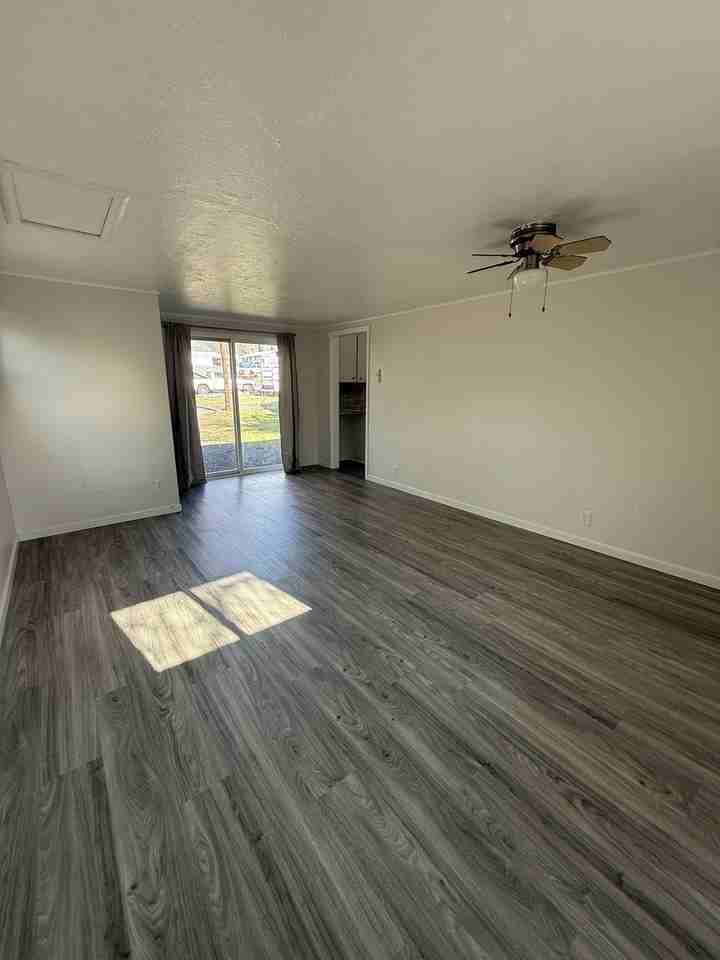 916 Ne 11th St #A - Photo 3 of 17