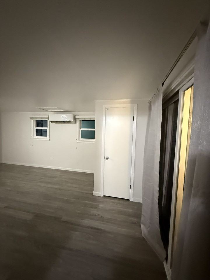 916 Ne 11th St #A - Photo 5 of 17