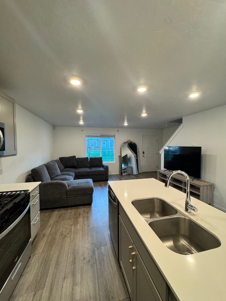 241 N Portside Ln - Photo 3 of 20