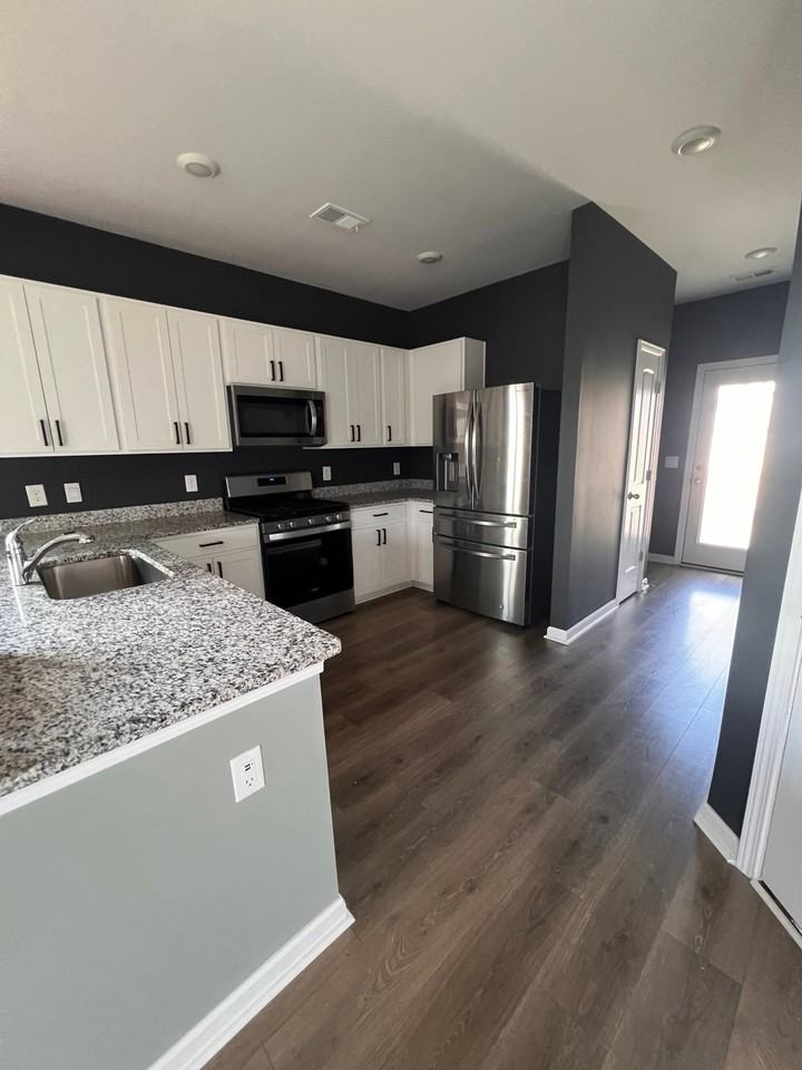 1510 Ashgrove Pl - Photo 3 of 19