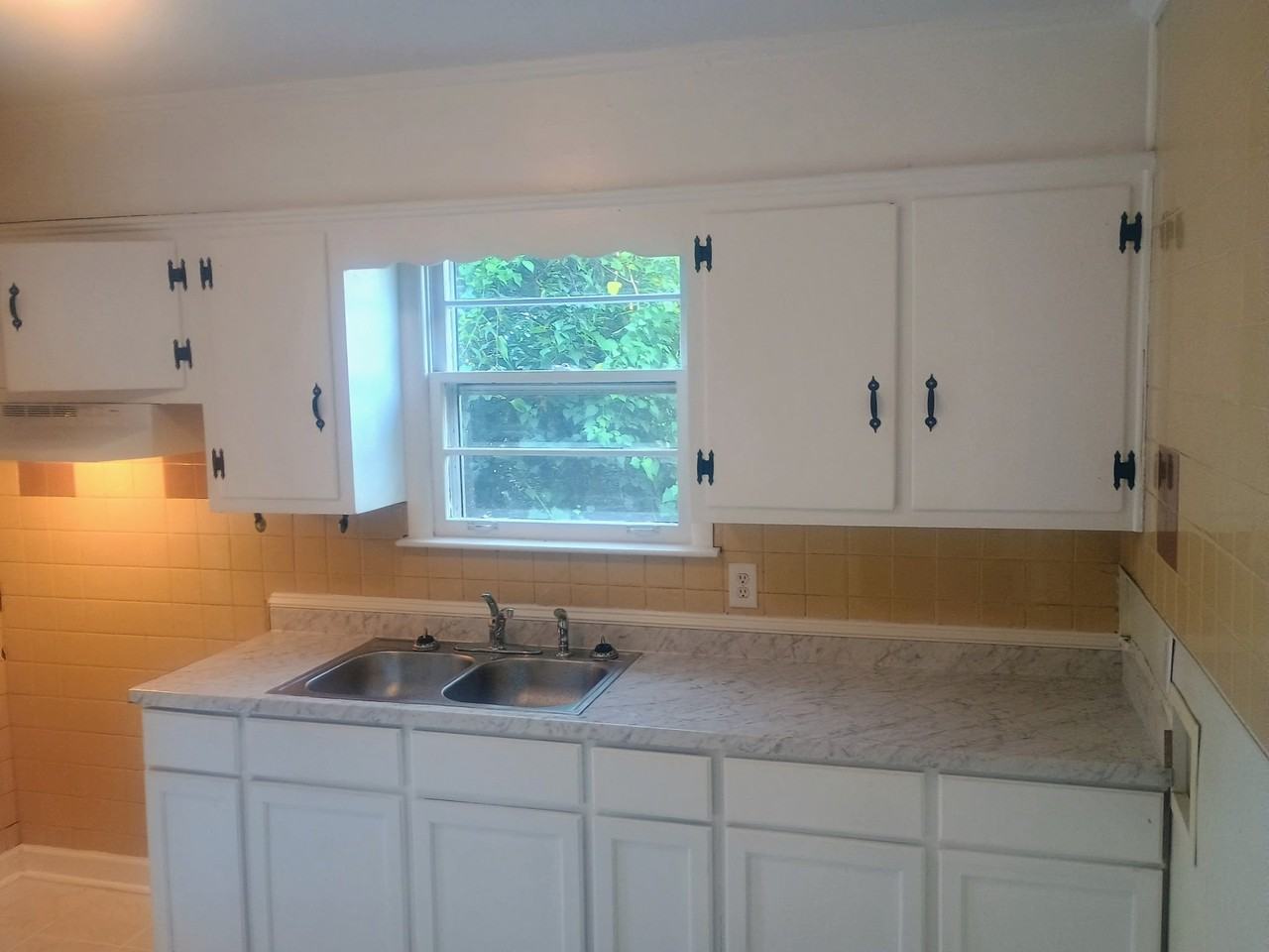 2604 Jenkins St - Photo 3 of 7