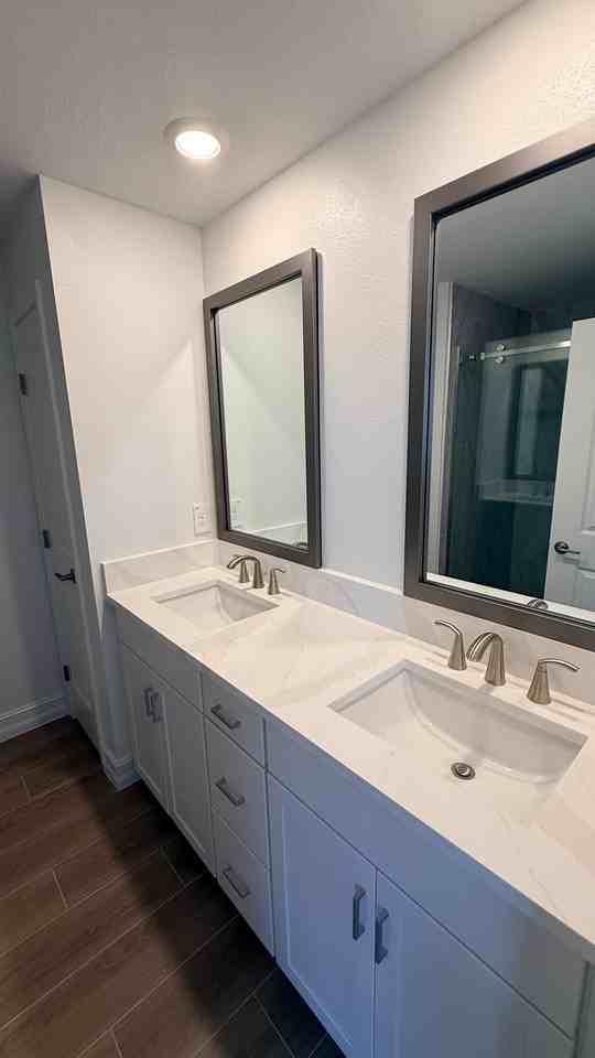 1527 W Chestnut St - Photo 3 of 5